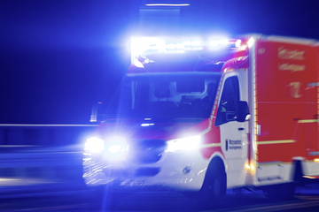 Auf dem Weg ins Krankenhaus: Rettungswagen kollidiert mit Auto, sechs Verletzte