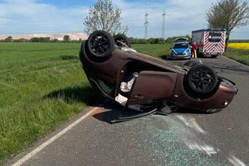 Opel kommt von Straße ab und überschlägt sich: Fahrer schwer verletzt