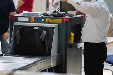 Sicherheits-Beamte beklauen Fluggäste: Täter lenken Opfer ab!