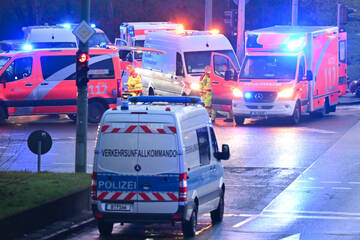 Auto durchbricht Zaun und rast auf Grundstück: Fahrer stirbt im Krankenhaus