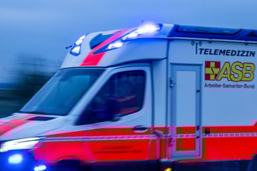 Auto kracht gegen Baum: Frau und Teenager schwer verletzt