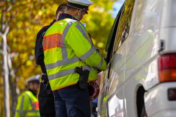 Leipzig: Leipzig: 19-Jähriger inhaliert immer wieder Lachgas und fährt im Transporter davon