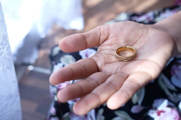 Betrügerin schlägt zu: 93-Jährigem wird Ehering vom Finger geklaut