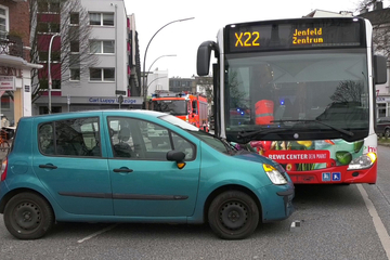 Bus und Auto stoßen zusammen: Baby unter den Verletzten