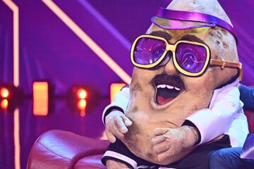 The Masked Singer: Kartoffel fliegt aus Masked Singer: Comedy-Urgestein steckt in der "Couchpotato"