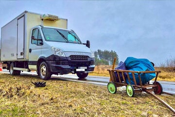 Tödliche Kopfverletzungen: Kühllaster erfasst Seniorin (†83)