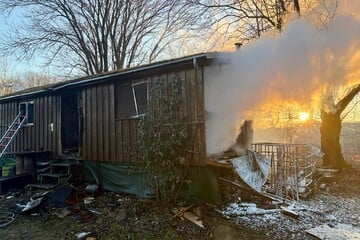 Feuer im Erzgebirge: Brand in Bauwagen