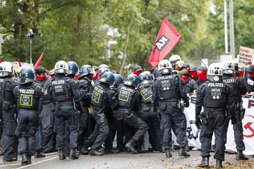 Protest gegen Aufrüstung: "Rheinmetall entwaffnen" blockiert Kölner Kaserne