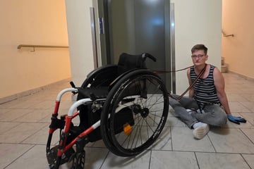 Dresden: Rollstuhl um den Hals gebunden, Fahrstuhl kaputt! Mieterin quält sich die Treppen rauf