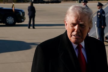 Trump sends second aircraft carrier as he warns of a "bad day for Iran"