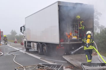 Mitten auf der Autobahn: Lastwagen fängt Feuer und sorgt für Sperrung