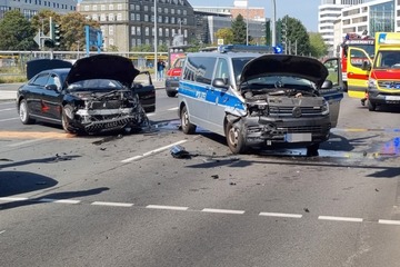 Blaulicht-Crash in Chemnitz: Zwei verletzte Polizisten und 45.000 Euro Schaden
