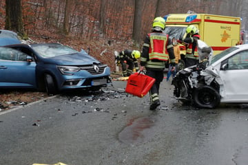 Vollsperrung nach heftigem Frontal-Crash bei Chemnitz: Stau-Gefahr