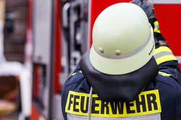 Angriff während Löscheinsatz: Feuerwehrmann muss ins Krankenhaus