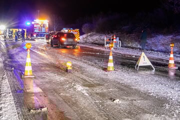 Unfall A72: Glätte-Alarm auf A72 in Sachsen: Lkw-Anhänger kippt um, Autobahn gesperrt!