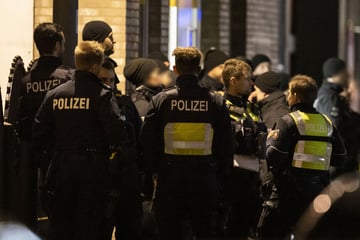 Schlägerei bei Kölner Straßenfest eskaliert: Mann springt Polizist in den Rücken