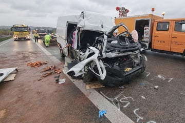Kleintransporter fährt auf Lkw auf: Fahrer stirbt