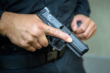 Dresden: Auto rast auf Polizisten in Dresden zu: Beamter schießt!