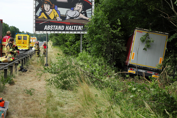 Unfall A4: Schwerer Unfall auf A4: Laster landet im Wald, Trucker verletzt