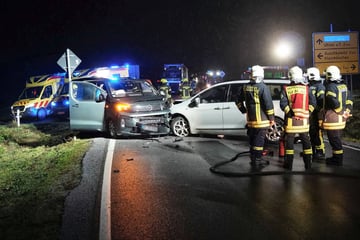 Drei Autos kollidieren in Ostsachsen: Mehrere Verletzte, S101 gesperrt