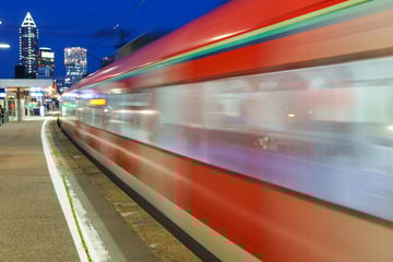 Frankfurt: Schon wieder! Kontrolleure in Bahn attackiert und verletzt