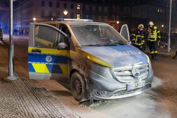 Polizeiauto brennt nach Böllerwürfen: War auch Brandbeschleuniger dabei?