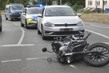 Auto kracht auf Motorrad: Stau auf Leipziger Hauptstraße
