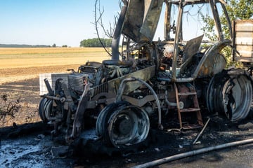 Traktor geht in Flammen auf: Fahrer bringt sich in Sicherheit