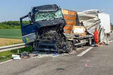 Unfall A5: Lkw kracht in Sattelzug auf A5: Feuerwehr befreit eingeklemmten Fahrer