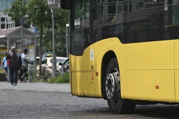 BVG-Bus landet vor Flughafen BER im Straßengraben