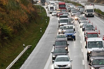 Unfall A2: Verunfallter Lkw sorgt für Chaos: A2 bei Magdeburg vollständig gesperrt