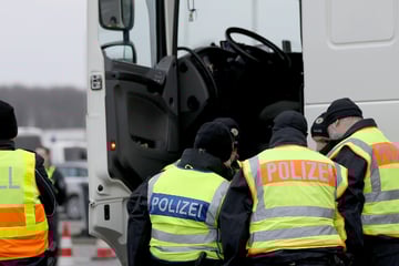 Leipzig: Betrunkener Lkw-Fahrer liegt nach Unfall bewusstlos im Führerhaus