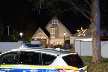 Männer überfallen mehrere Bewohner: Dann wird ein Täter schwer verletzt