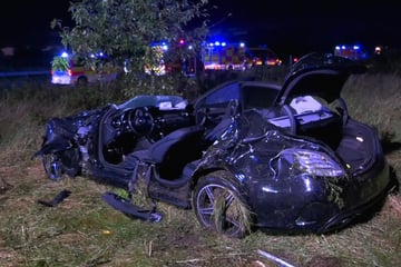 Accident on the A7: Mercedes races at 200 km/h on the A7 and rolls over several times: Danger to life!