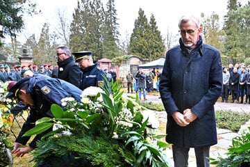 Dresden: 13. Februar in Dresden: Gedenkfeier auf Nordfriedhof mit Sachsens Innenminister