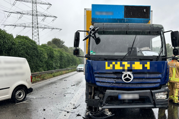 Unfall A46: Verlorener Lkw-Anhänger verursacht Massen-Crash auf A46, Fahrer fährt einfach weiter