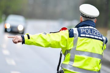 Mehrstündige Kontrolle an A4: Polizei nimmt Laster und Busse unter die Lupe