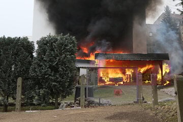 Verheerender Brand in Sachsen: Carport geht in Flammen auf