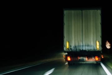 Freunde und Bekannte steigen immer wieder dazu: Teenager klaut Brummi und geht ganze Nacht auf Spritztour