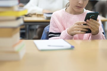 Als Lehrerin ihre Schülerin am Handy sieht, alarmiert sie deren Mutter - doch da ist es schon zu spät