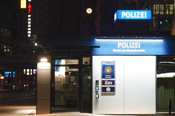 Messerattacke: Junger Mann erscheint mit schweren Stichverletzungen auf Polizeiwache am Alex