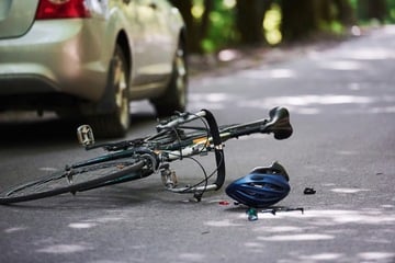 Beim Abbiegen übersehen: Auto kracht in fahrradfahrendes Kind