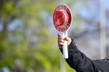 Leipzig: Polizei kontrolliert Radfahrer in Leipzig - Dann wird seine Wohnung durchsucht!