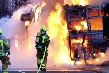 Hybrid-Linienbus geht in Flammen auf und brennt komplett aus