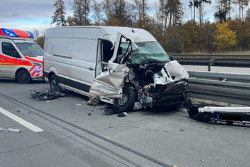 Unfall A9: Sekundenschlaf! VW-Transporter kracht auf A9 in Lkw, Beifahrer lebensgefährlich verletzt
