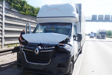 Unfall A2: Unfall auf der A2: Kleintransporter fährt in Lkw-Anhänger