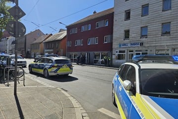 Maskierte überfallen Spielothek: Hubschrauber und Hunde suchen Täter