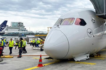 Frankfurt: Nach Fahrwerk-Panne in Frankfurt: Flugzeug abgeschleppt - Ursachenforschung läuft
