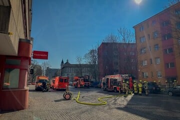 Berlin: Brand gegenüber von Kreuzberger Feuerwache: Einsatzkräfte können Schlimmeres verhindern