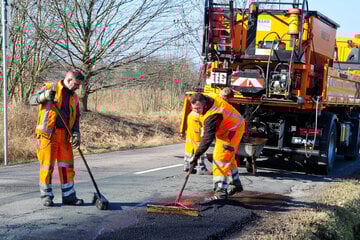 Chemnitz: Mehrere Trupps im Einsatz: Jetzt werden Chemnitz' schlimmste Löcher gestopft